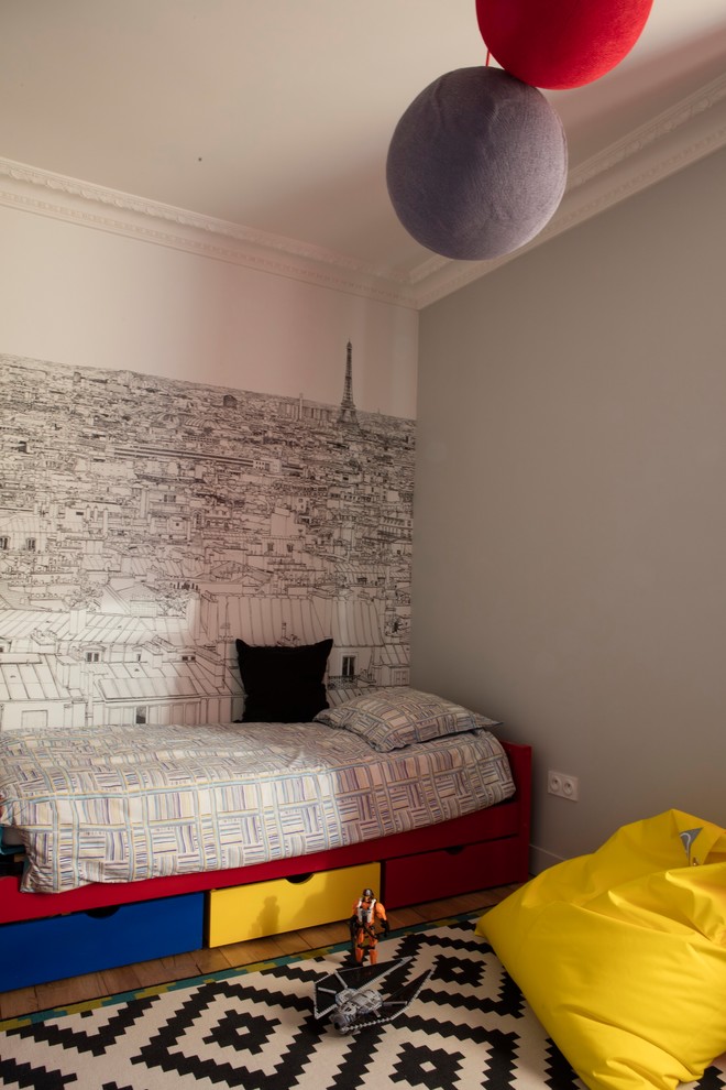 Inspiration pour une chambre d'enfant bohème de taille moyenne avec un mur gris, parquet clair et un sol marron.