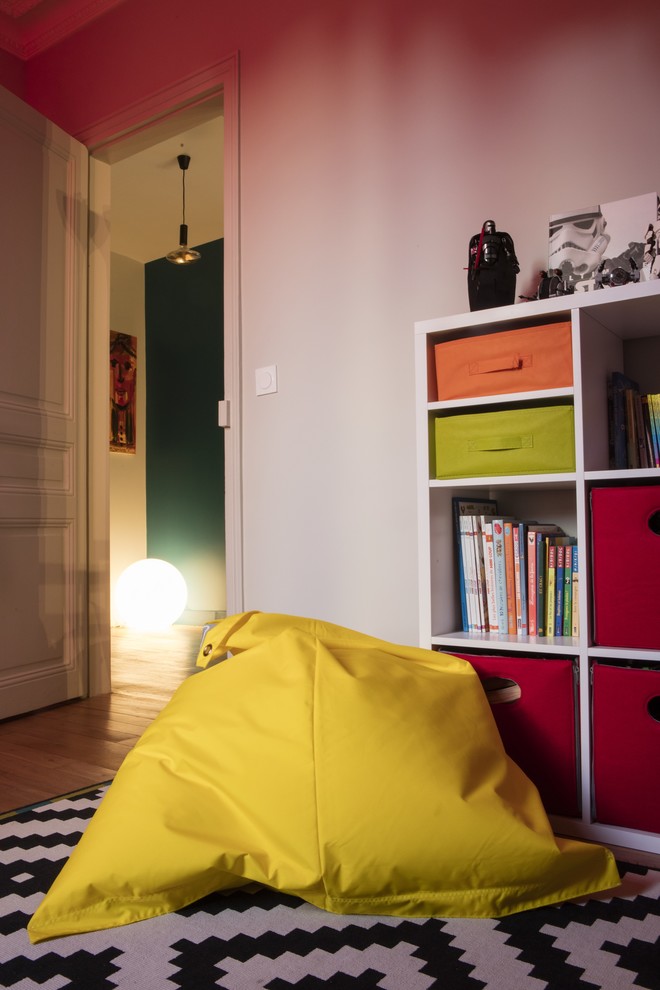 Aménagement d'une chambre d'enfant éclectique de taille moyenne avec un mur gris, parquet clair et un sol marron.