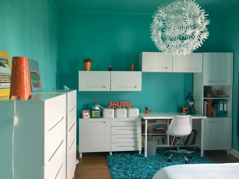 Foto på ett stort funkis könsneutralt barnrum kombinerat med sovrum och för 4-10-åringar, med mellanmörkt trägolv, blå väggar och brunt golv