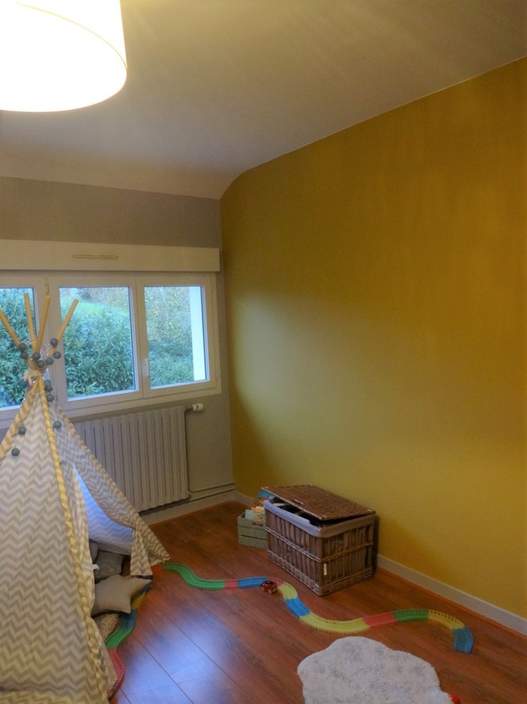 Diseño de dormitorio infantil moderno con paredes amarillas y suelo marrón
