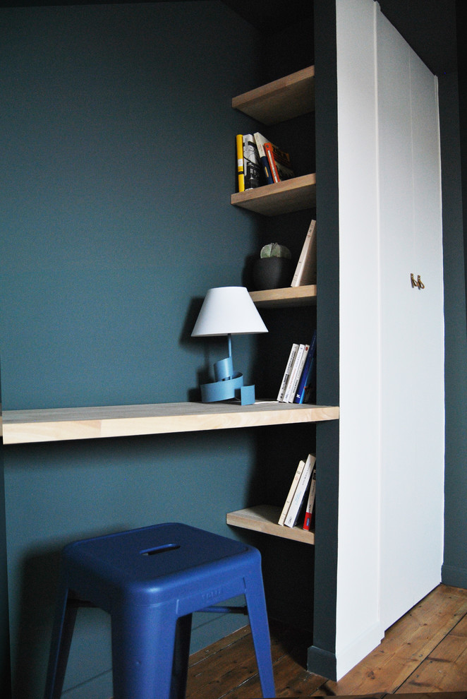 Inspiration för ett mellanstort funkis könsneutralt tonårsrum kombinerat med skrivbord, med blå väggar och mellanmörkt trägolv