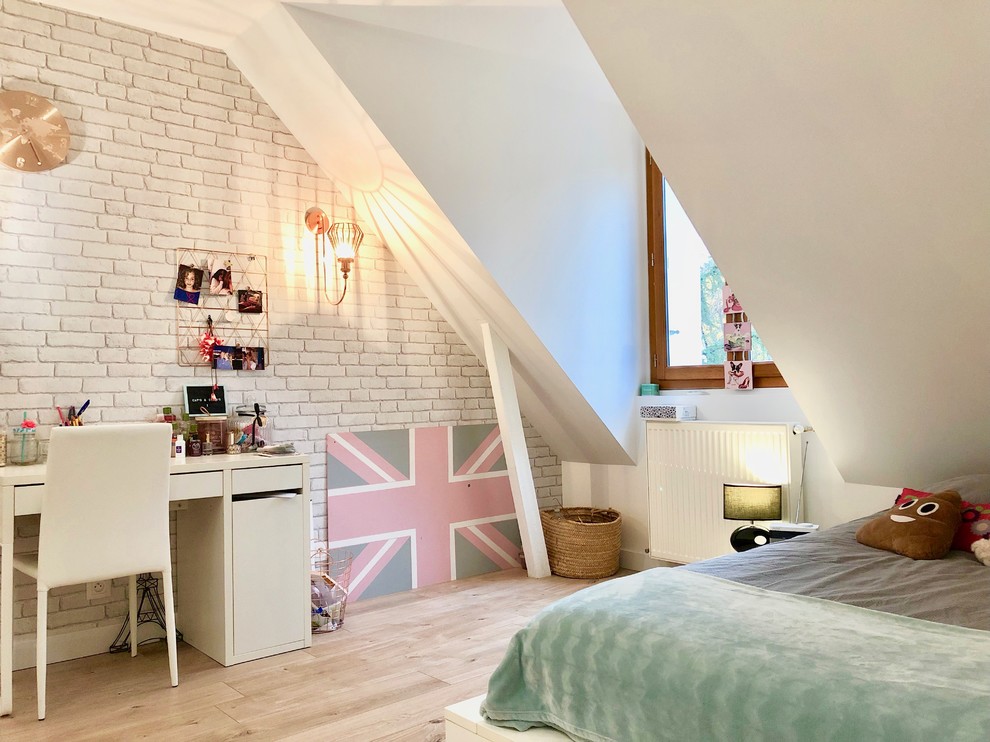 Inspiration för mellanstora moderna sovrum, med vita väggar och laminatgolv