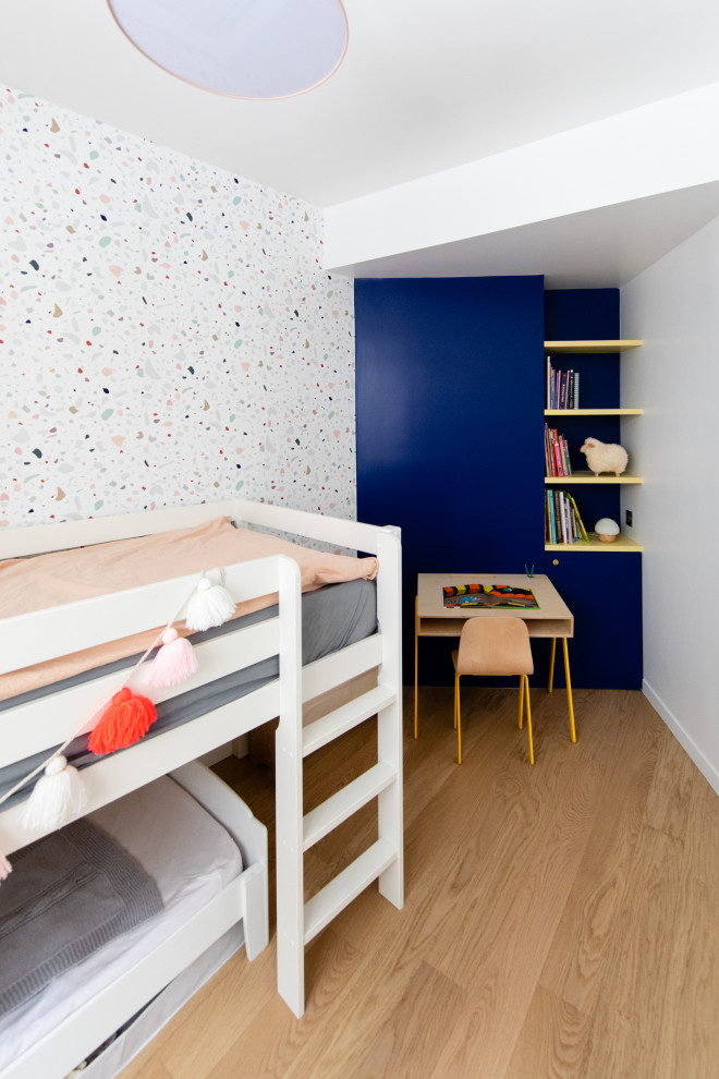 Idées déco pour une chambre d'enfant de 4 à 10 ans contemporaine avec un mur multicolore, un sol en bois brun, un sol marron et un lit superposé.
