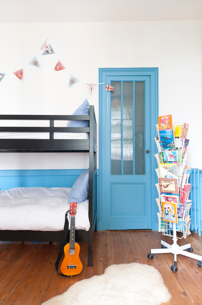 Cette image montre une chambre d'enfant design avec un lit superposé.