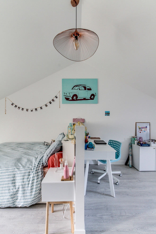 Foto de dormitorio infantil escandinavo grande con paredes blancas, suelo laminado y suelo gris