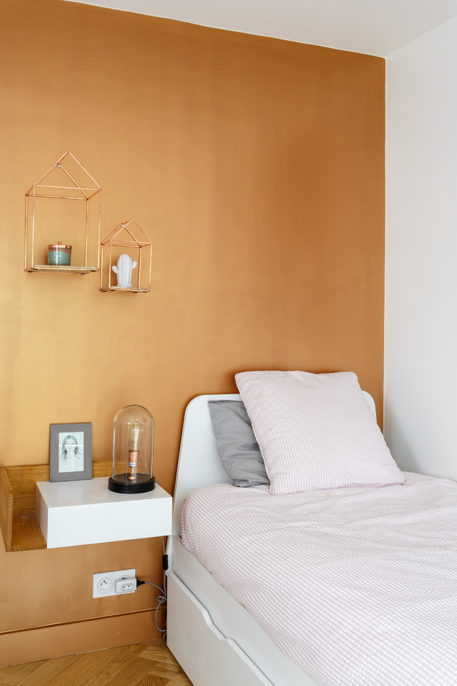 Idéer för ett mellanstort nordiskt könsneutralt tonårsrum kombinerat med sovrum, med flerfärgade väggar, ljust trägolv och beiget golv