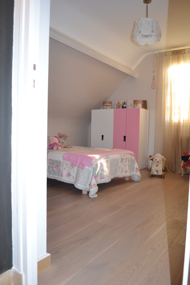 Mittelgroßes Klassisches Mädchenzimmer mit Schlafplatz, weißer Wandfarbe, Laminat und beigem Boden in Paris