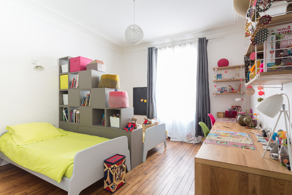 Imagen de dormitorio infantil contemporáneo con paredes blancas, suelo de madera en tonos medios y suelo marrón