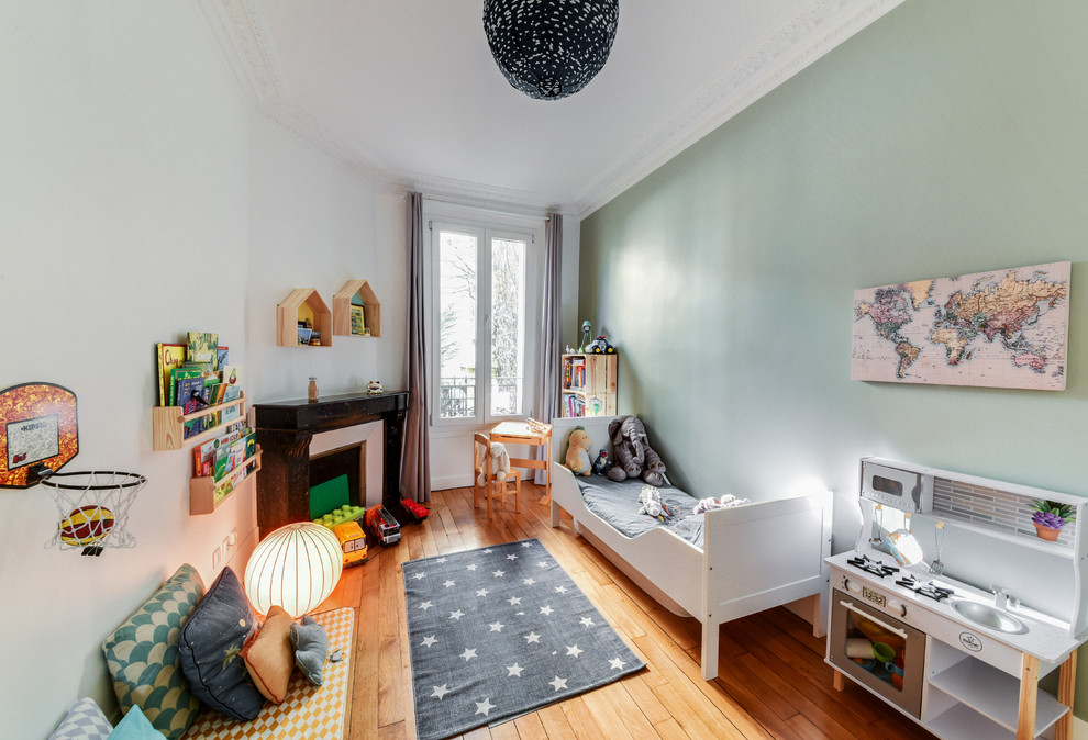 Inspiration för mellanstora klassiska pojkrum kombinerat med sovrum och för 4-10-åringar, med gröna väggar, ljust trägolv och beiget golv