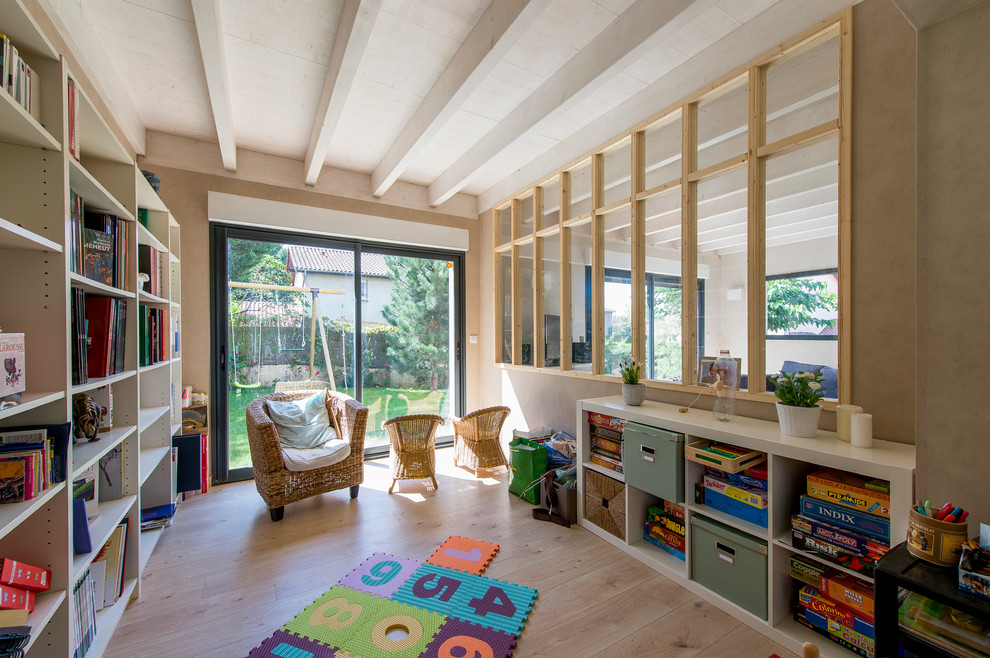Esempio di una cameretta per bambini da 4 a 10 anni minimal di medie dimensioni con pareti beige e parquet chiaro