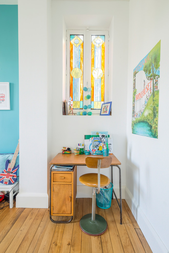 Ispirazione per una cameretta per bambini da 4 a 10 anni chic di medie dimensioni con pareti blu, pavimento marrone e pavimento in legno massello medio