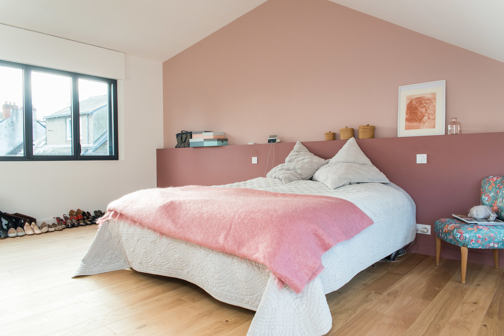 На фото: детская среднего размера в стиле неоклассика (современная классика) с спальным местом, розовыми стенами, светлым паркетным полом и бежевым полом для подростка, девочки