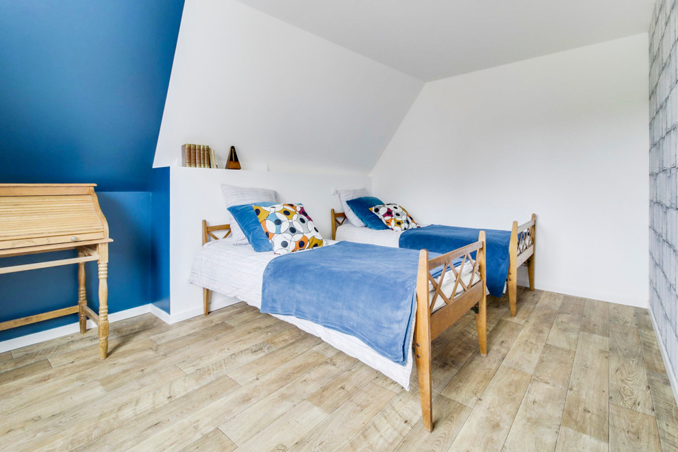 Идея дизайна: большая детская в стиле лофт с спальным местом, синими стенами, полом из линолеума и коричневым полом для подростка, мальчика, двоих детей