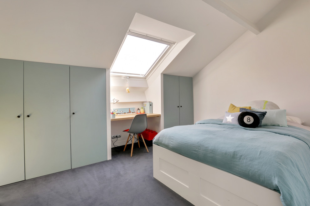 Стильный дизайн: большая детская в современном стиле с спальным местом, белыми стенами, ковровым покрытием, синим полом и балками на потолке для подростка, девочки - последний тренд