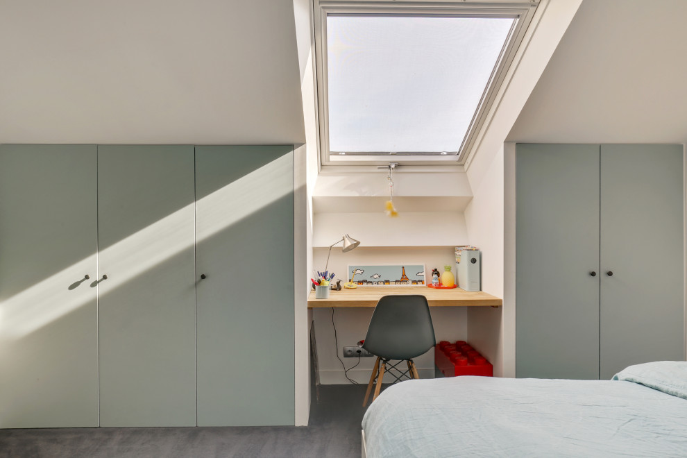 Diseño de dormitorio infantil actual grande con paredes blancas, moqueta, suelo azul y vigas vistas