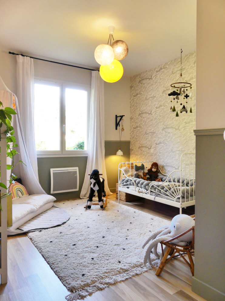 Aménagement d'une chambre d'enfant de 1 à 3 ans bord de mer de taille moyenne avec un mur vert, parquet clair, un sol marron et du papier peint.