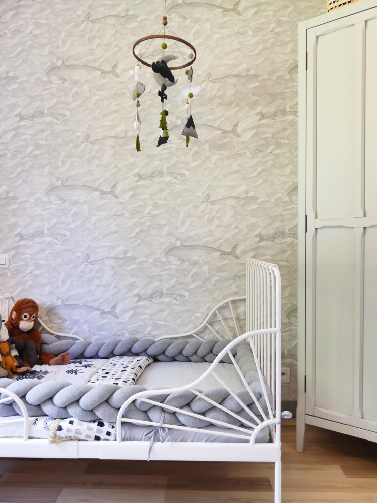 Exemple d'une chambre d'enfant de 1 à 3 ans bord de mer de taille moyenne avec un mur vert, parquet clair, un sol marron et du papier peint.