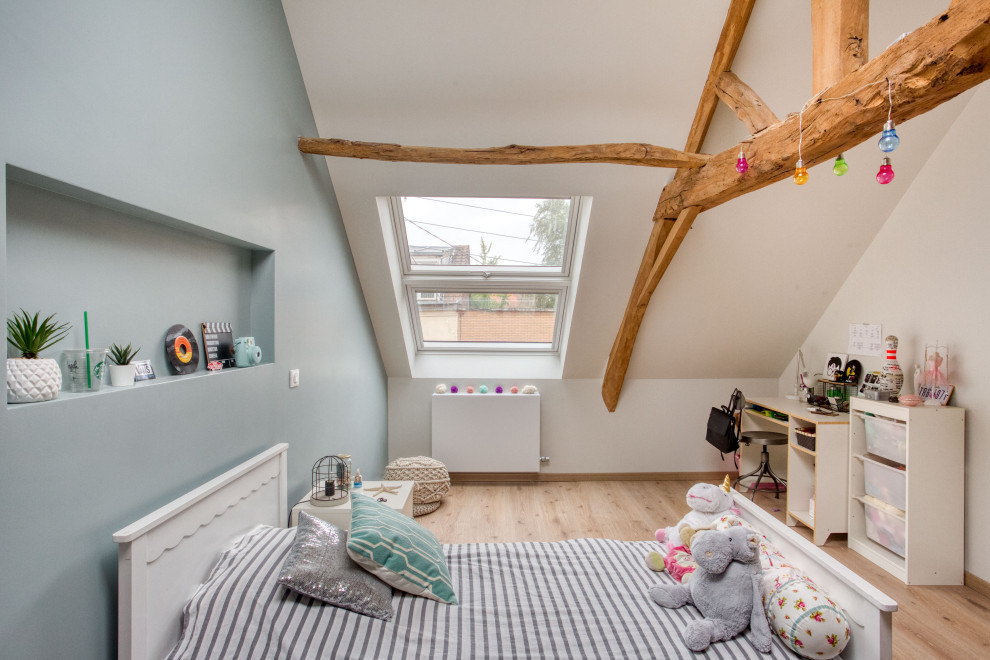 Réalisation d'une chambre d'enfant minimaliste avec un mur blanc, parquet clair et un sol beige.