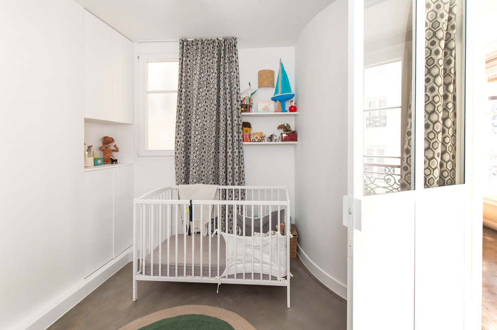 Idéer för ett litet modernt barnrum kombinerat med sovrum, med vita väggar, betonggolv och grönt golv