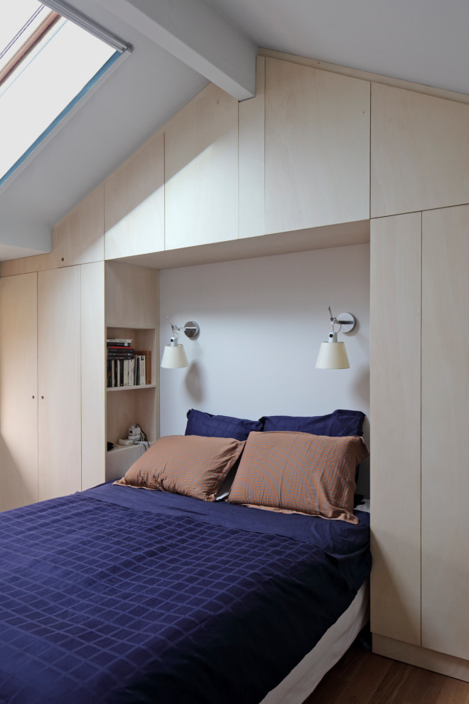 Diseño de dormitorio infantil contemporáneo pequeño con paredes beige y suelo marrón