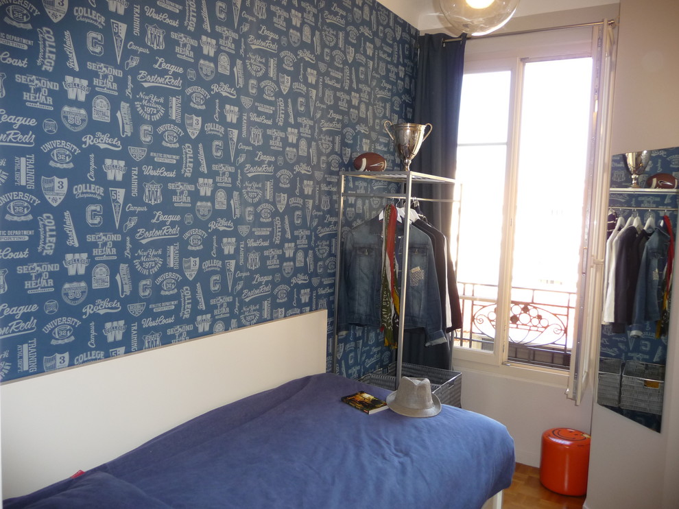 Kleines Modernes Kinderzimmer mit Schlafplatz, blauer Wandfarbe und hellem Holzboden in Lyon
