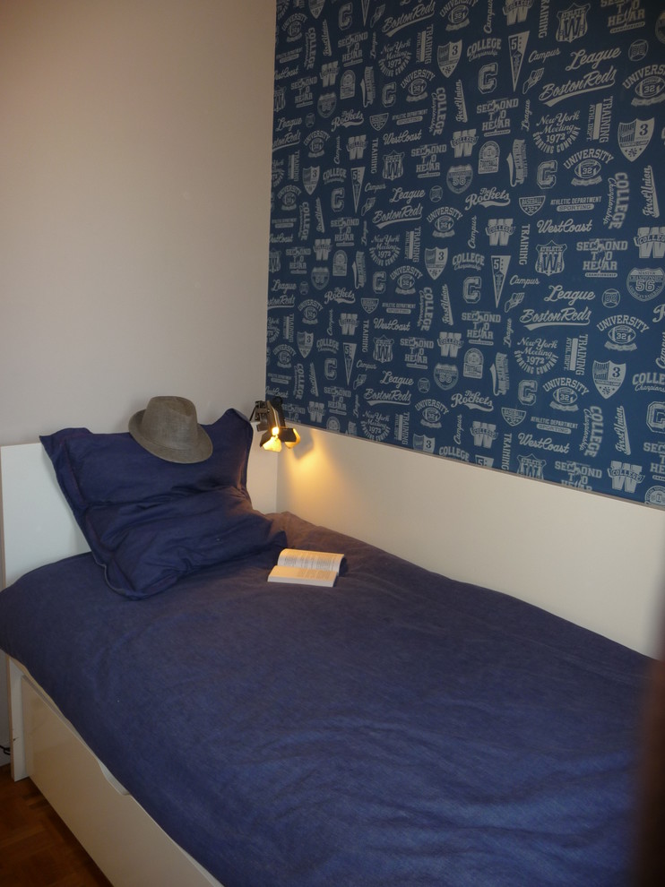 Idee per una piccola cameretta per bambini contemporanea con pareti blu e parquet chiaro