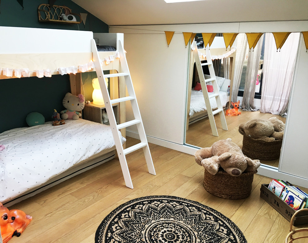 Idéer för mellanstora skandinaviska könsneutrala barnrum kombinerat med sovrum och för 4-10-åringar, med ljust trägolv, beiget golv och vita väggar