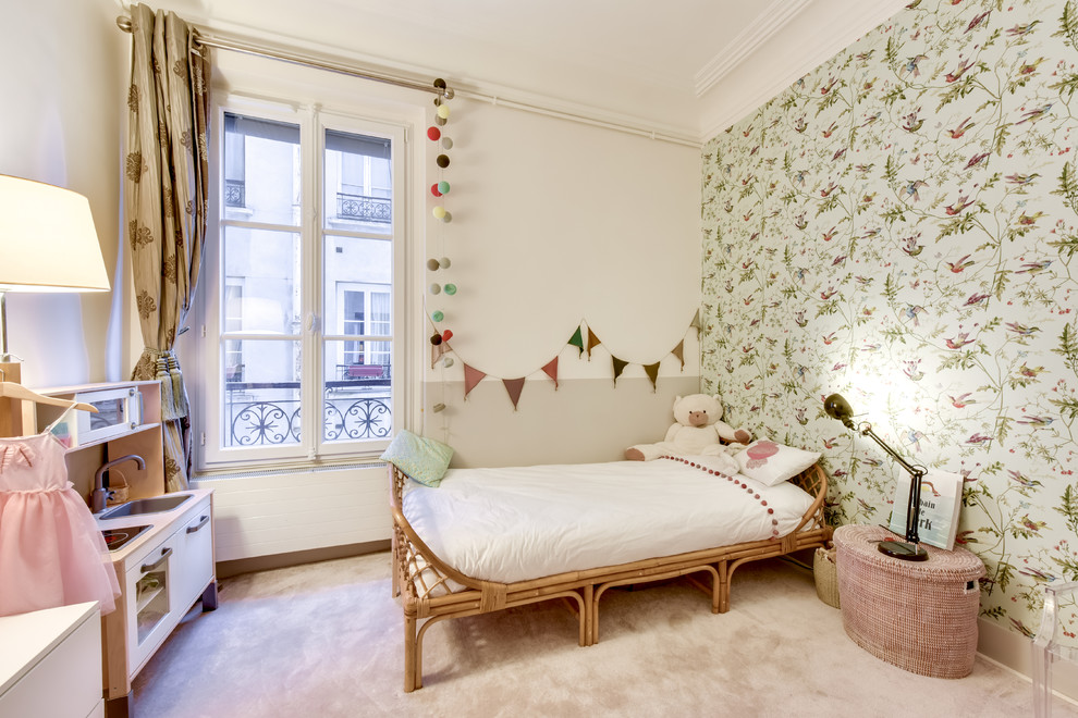 Exempel på ett mellanstort nordiskt barnrum kombinerat med sovrum, med flerfärgade väggar, heltäckningsmatta och rosa golv