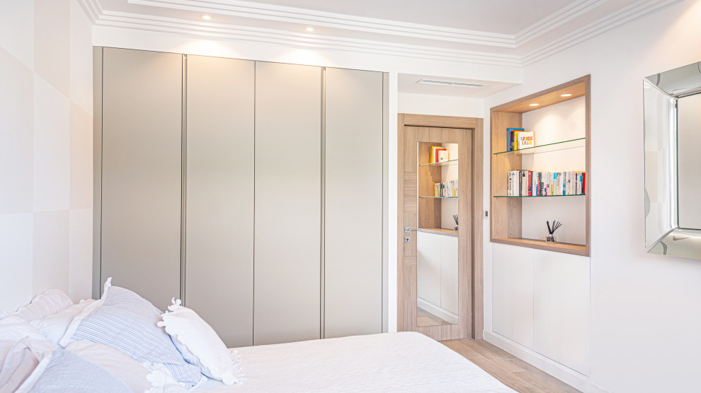 Immagine di una cameretta per bambini minimal di medie dimensioni con pareti bianche, pavimento con piastrelle in ceramica e pavimento marrone
