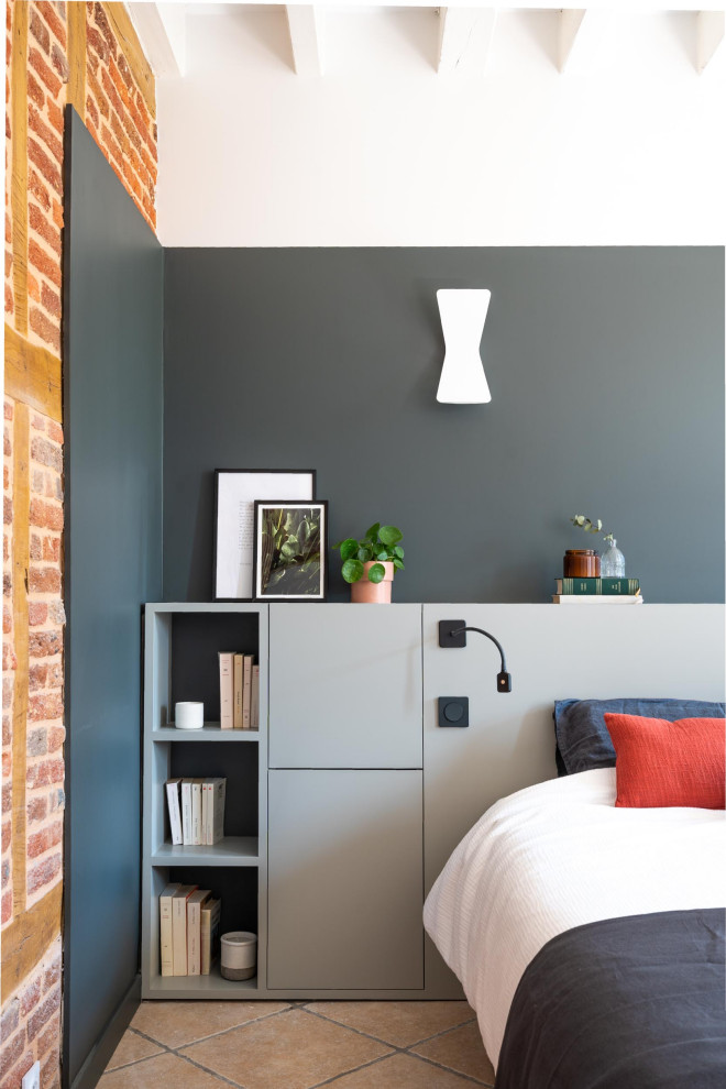 Idee per una cameretta per bambini minimal di medie dimensioni con pareti grigie, pavimento marrone e pareti in mattoni