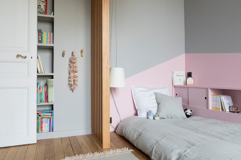 Großes Nordisches Mädchenzimmer mit Schlafplatz, grauer Wandfarbe, hellem Holzboden und beigem Boden in Paris