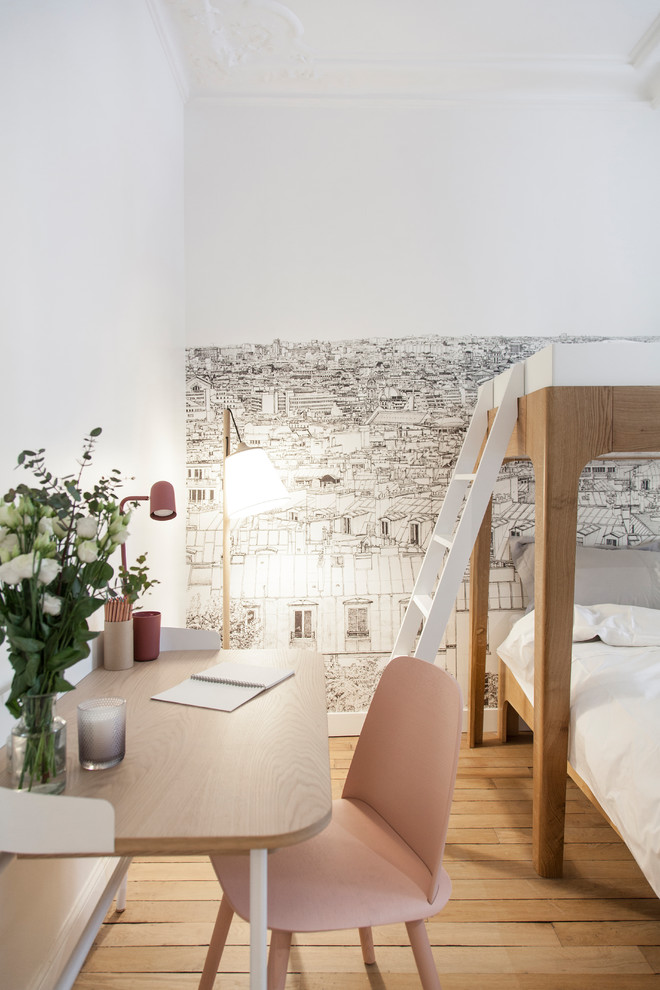 Cette photo montre une chambre d'enfant de 4 à 10 ans tendance de taille moyenne avec un mur blanc, un sol en bois brun, un sol beige, du papier peint et un lit superposé.