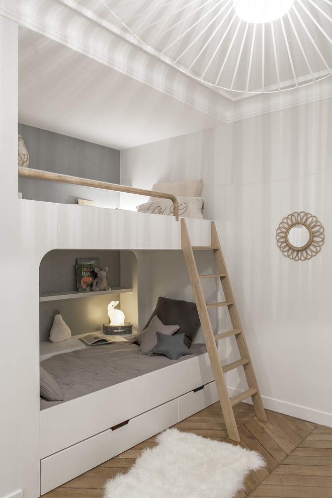 Cette image montre une chambre d'enfant de 4 à 10 ans nordique de taille moyenne avec un mur gris, parquet foncé, un sol marron et un lit superposé.