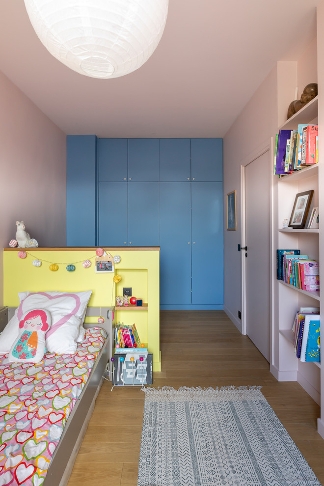 Inspiration for a contemporary kids' bedroom in Paris.