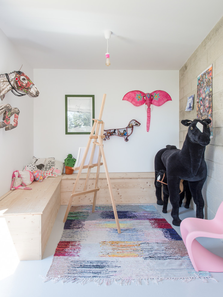 Industrial Kinderzimmer mit Spielecke, grauer Wandfarbe und weißem Boden in Montpellier