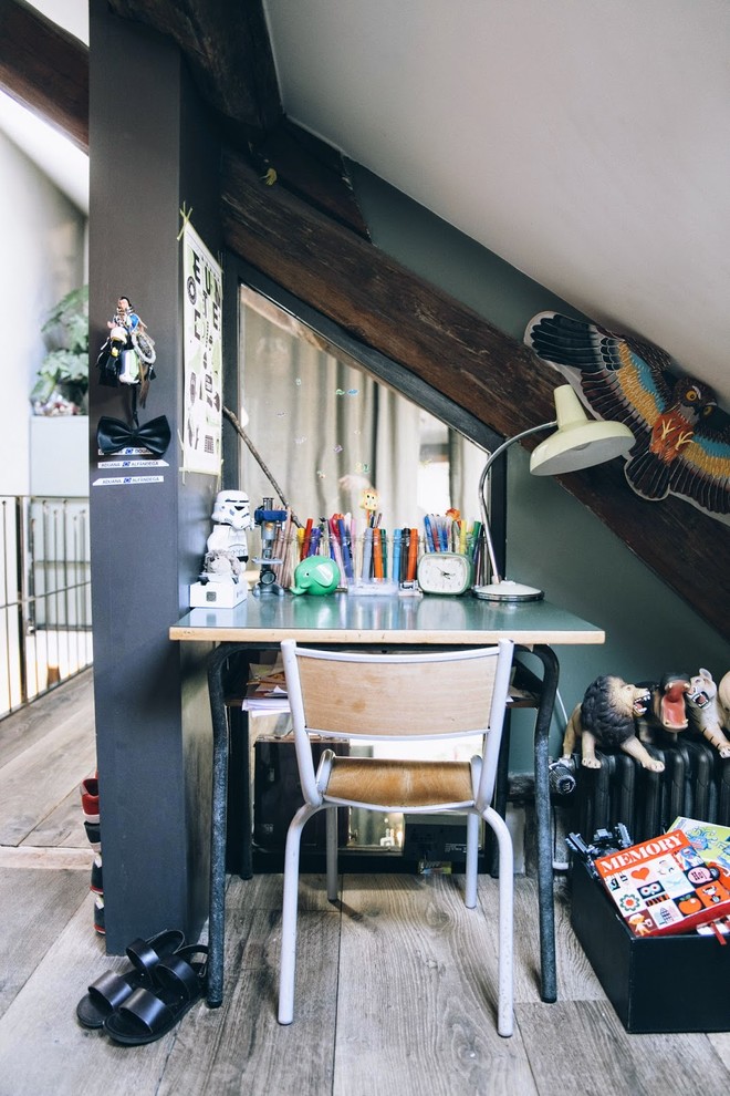 На фото: нейтральная детская среднего размера в современном стиле с рабочим местом, разноцветными стенами и светлым паркетным полом для ребенка от 4 до 10 лет