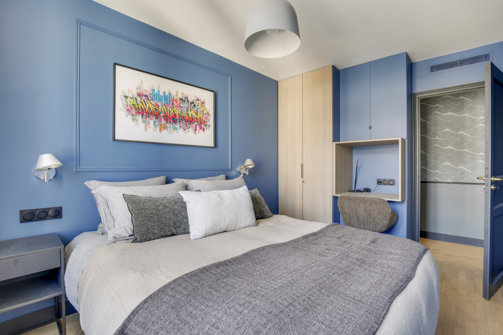 パリにある高級な小さなコンテンポラリースタイルのおしゃれな子供部屋 (青い壁、淡色無垢フローリング、ティーン向け、ベージュの床) の写真