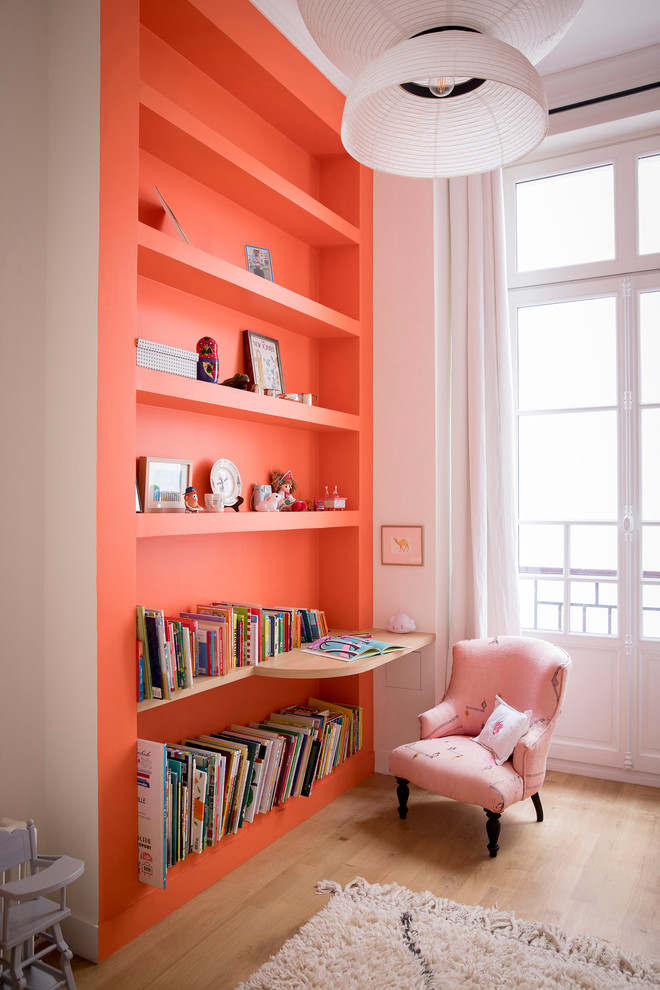 Пример оригинального дизайна: детская в современном стиле с оранжевыми стенами, светлым паркетным полом и бежевым полом