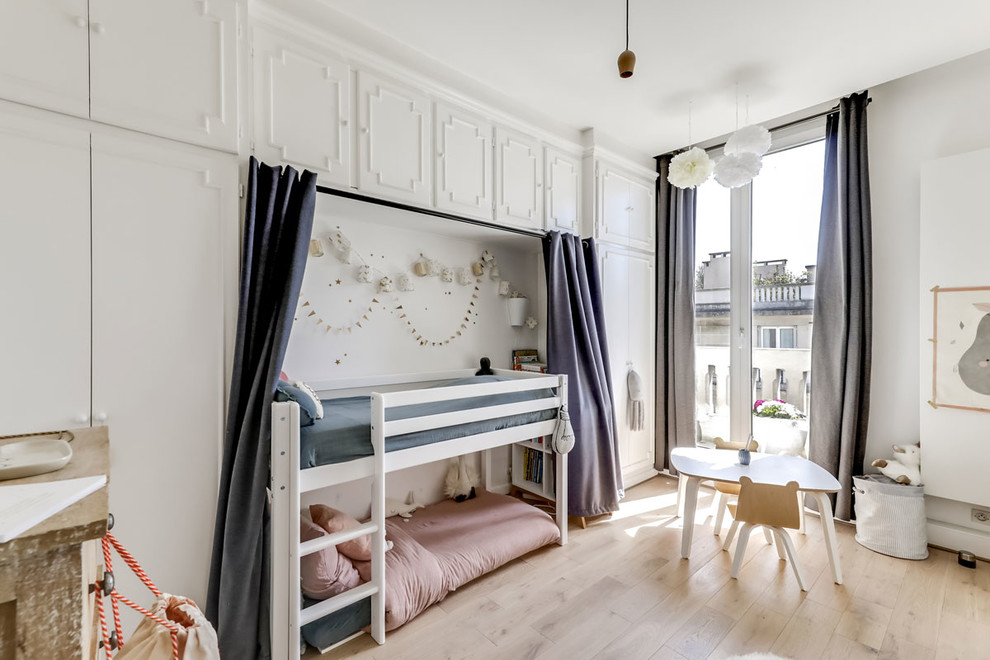 На фото: нейтральная детская среднего размера в скандинавском стиле с спальным местом, белыми стенами, светлым паркетным полом и бежевым полом для ребенка от 4 до 10 лет, двоих детей