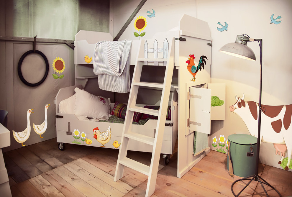 Foto di una cameretta per bambini da 4 a 10 anni country di medie dimensioni con pareti multicolore e parquet chiaro