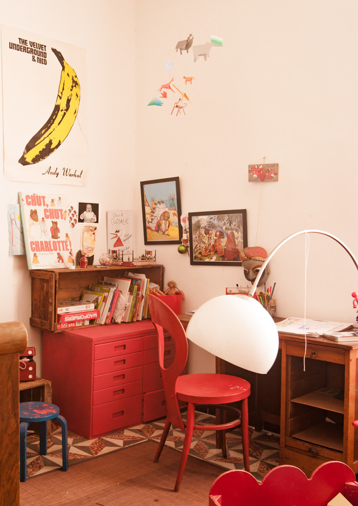 Idéer för mellanstora eklektiska könsneutrala barnrum kombinerat med skrivbord och för 4-10-åringar, med vita väggar och klinkergolv i keramik
