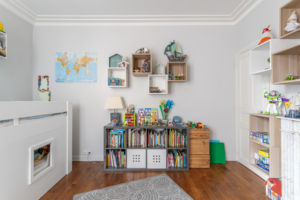Idées déco pour une chambre d'enfant de 4 à 10 ans contemporaine de taille moyenne avec un mur bleu et un sol en bois brun.