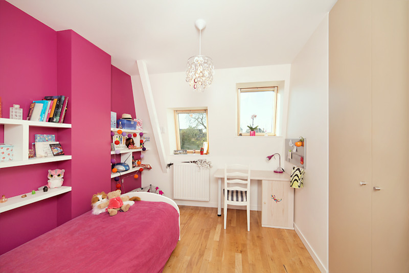 Идея дизайна: детская среднего размера в стиле модернизм с спальным местом, розовыми стенами и светлым паркетным полом для подростка, девочки