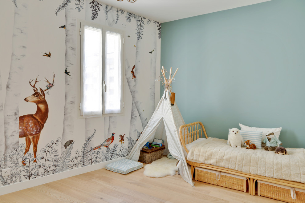 Ispirazione per una grande cameretta per bambini da 4 a 10 anni moderna con pareti bianche, pavimento in legno massello medio, pavimento beige e carta da parati
