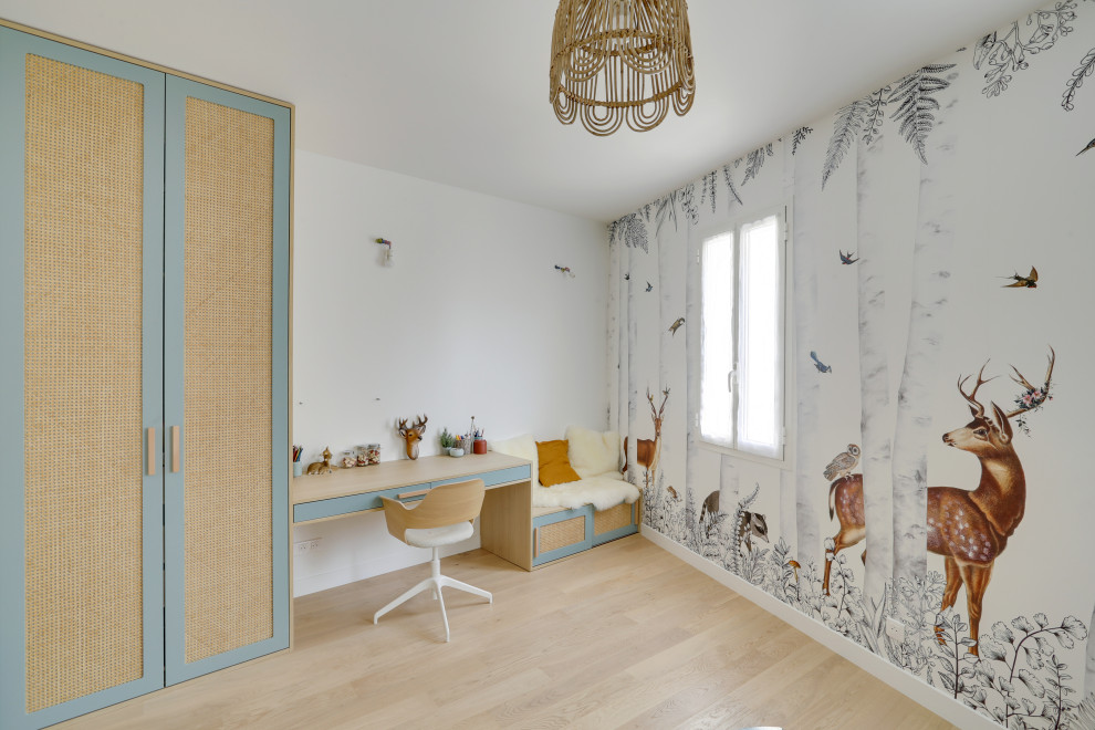 Esempio di una grande cameretta per bambini da 4 a 10 anni moderna con pareti bianche, pavimento in legno massello medio, pavimento beige e carta da parati