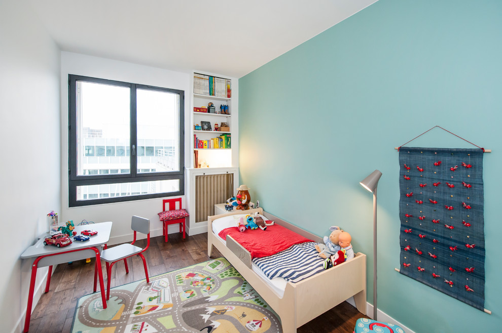 Mittelgroßes Modernes Jungszimmer mit Schlafplatz, grüner Wandfarbe, hellem Holzboden und braunem Boden in Paris