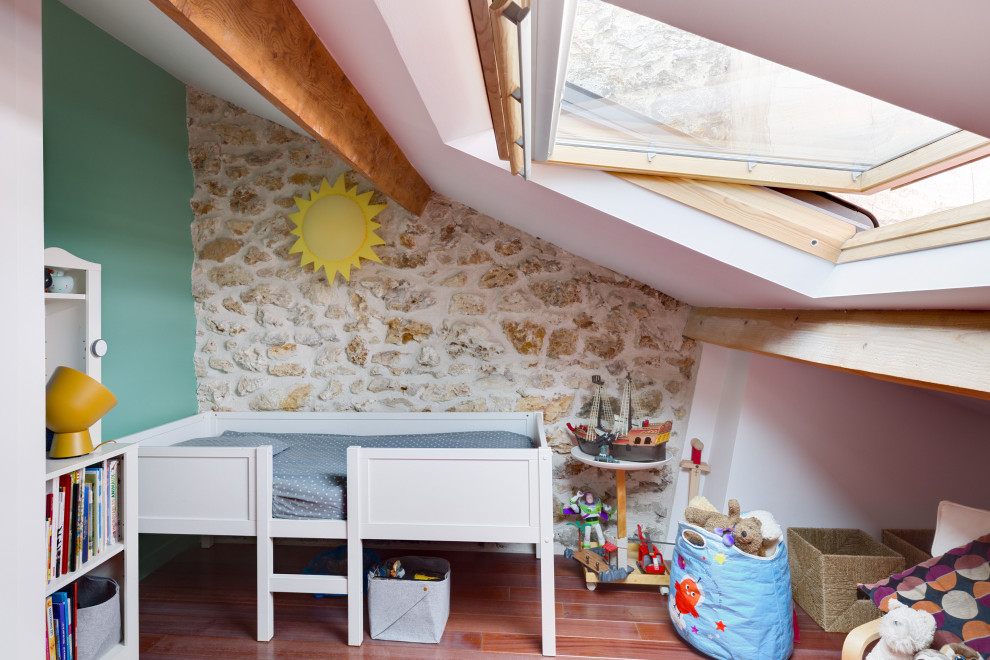 Modelo de dormitorio infantil de 4 a 10 años actual de tamaño medio con paredes verdes, suelo de madera clara y suelo marrón
