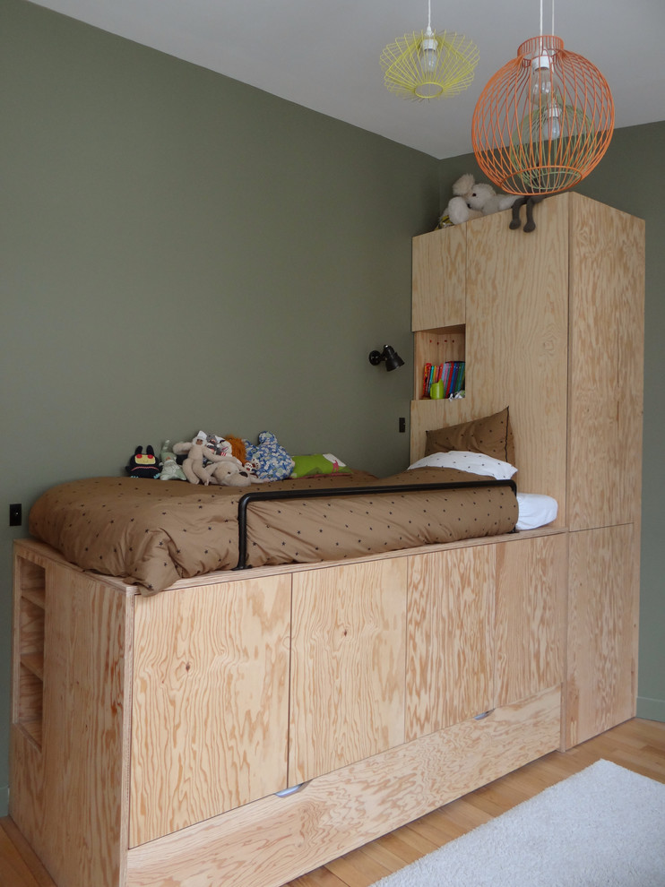 На фото: детская среднего размера в современном стиле с спальным местом, зелеными стенами и светлым паркетным полом для ребенка от 4 до 10 лет, мальчика с