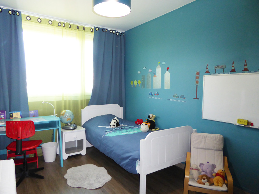 Idéer för ett mellanstort modernt pojkrum kombinerat med sovrum och för 4-10-åringar, med blå väggar, mörkt trägolv och brunt golv