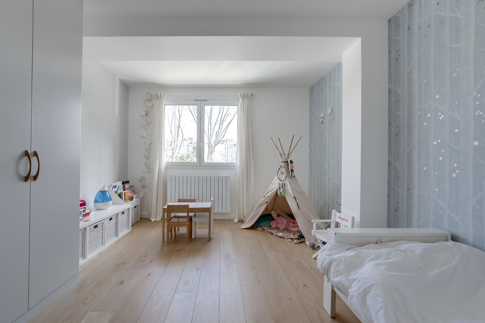 Inspiration pour une chambre d'enfant design avec un mur gris, parquet clair et un sol beige.
